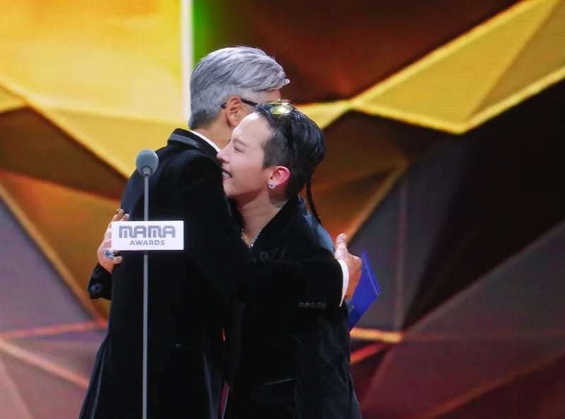 GD登MAMA翻白眼比“倒赞” 周润发现身牵手共舞