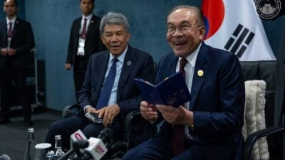 “跳一跳，不痛啦！”记者关心背痛 安华俏皮回应