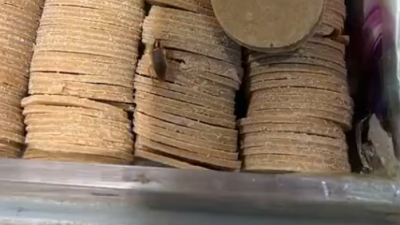 视频| 超市山楂堆里窜出“小强”   吓坏选购中的顾客！