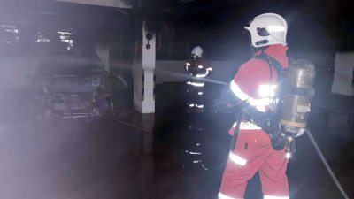 停车场3轿车失火 2辆烧成废铁