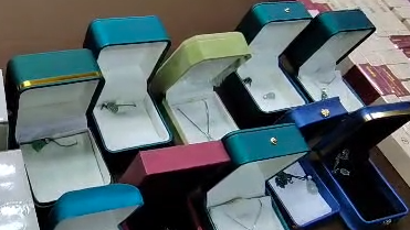 被30消费者指控虚假宣传 网红回应：培育钻也是真钻，从未隐瞒钻石来源