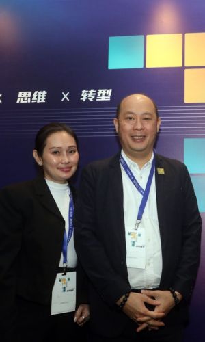 连荣山（LB Auto Force 董事经理）与他的太太。