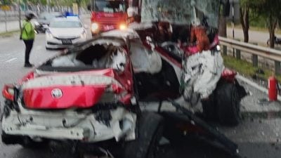 GR跑车和巴士相撞 26岁华裔司机当场亡