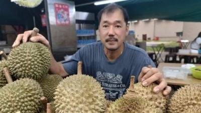 17岁离开麻坡到狮城 他卖榴梿40年今带80人团队