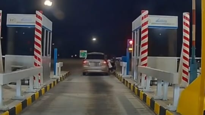 司机疑未拉手刹下车付费 轿车撞毁收费站栏杆