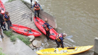 视频| 五艘皮艇＋铝制船深入河道 搜寻被急流冲走失踪工头