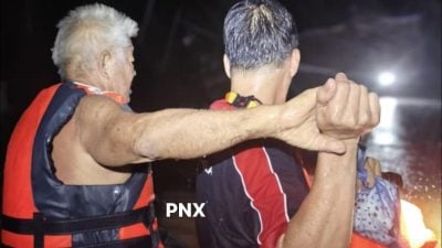 玻州水灾恶化 村民受困家园 义务消防漏夜救人