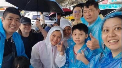 泰南大水灾 | 受困槟城人脱险 见大马救援队激动高呼 有救了！