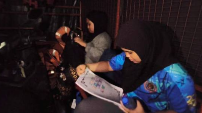 双胞胎姐妹洪水中紧抱书本 SPM考试首日涉水500公尺紧急撤离