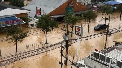 泰南大水灾 水位明显下降 救援队抢在涨潮前冲刺救人