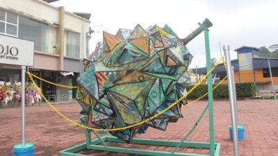 废弃油桶打造猫山王模型    成劳勿地标吸引游客