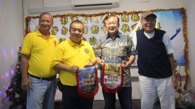 新加坡陈树钦歌唱班     访劳勿古城堂以歌会友