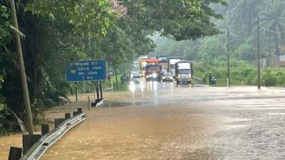 劳勿往立卑路段积水     禁轻型车辆通行