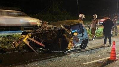 轿车撞罗里尾部  女司机夹毙车内