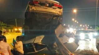 一妇女脸部受伤  两车猛撞后“叠罗汉”