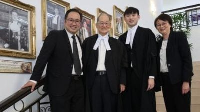 张健仁儿子披法袍 祖孙三代都是律师