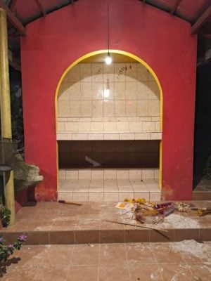 祭品扔地上 砸毁结构 . 缺德者闯入神坛搞破坏