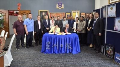 中经贸考察团访黄鸿圣  交流手工艺经贸合作