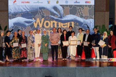 法迪拉(前左八)与论坛出席者合影。