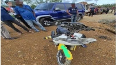 摩托车失控撞罗里 中年骑士重伤亡