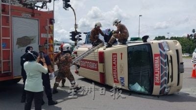 前往载病人途中车祸  救护车侧翻司机护士受伤（附视频）