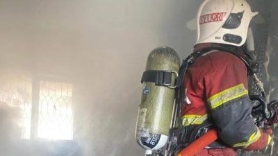 空置双层屋着火  二楼一半烧毁