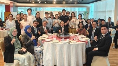 校长：居东马大学之最．逾350中国人留学砂大