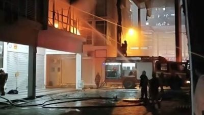 店屋单位着火 男子3楼跳下保命