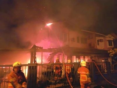 双层角头民宅午夜火灾 . 大火烧毁屋内结构 2车