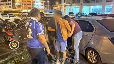 匪徒闯进车厢掐颈抢劫 女司机按响车笛成功脱险