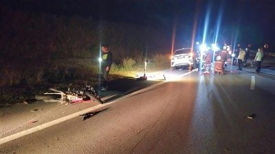 摩托车失控翻覆卡车底 骑士伤重身亡