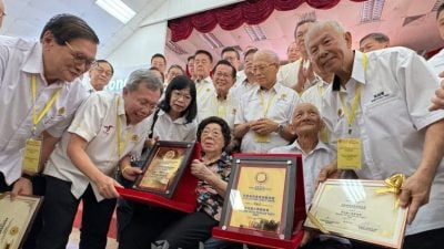 人联党党代｜盼奖致敬有贡献老党员  人联表扬黄顺开温锡华