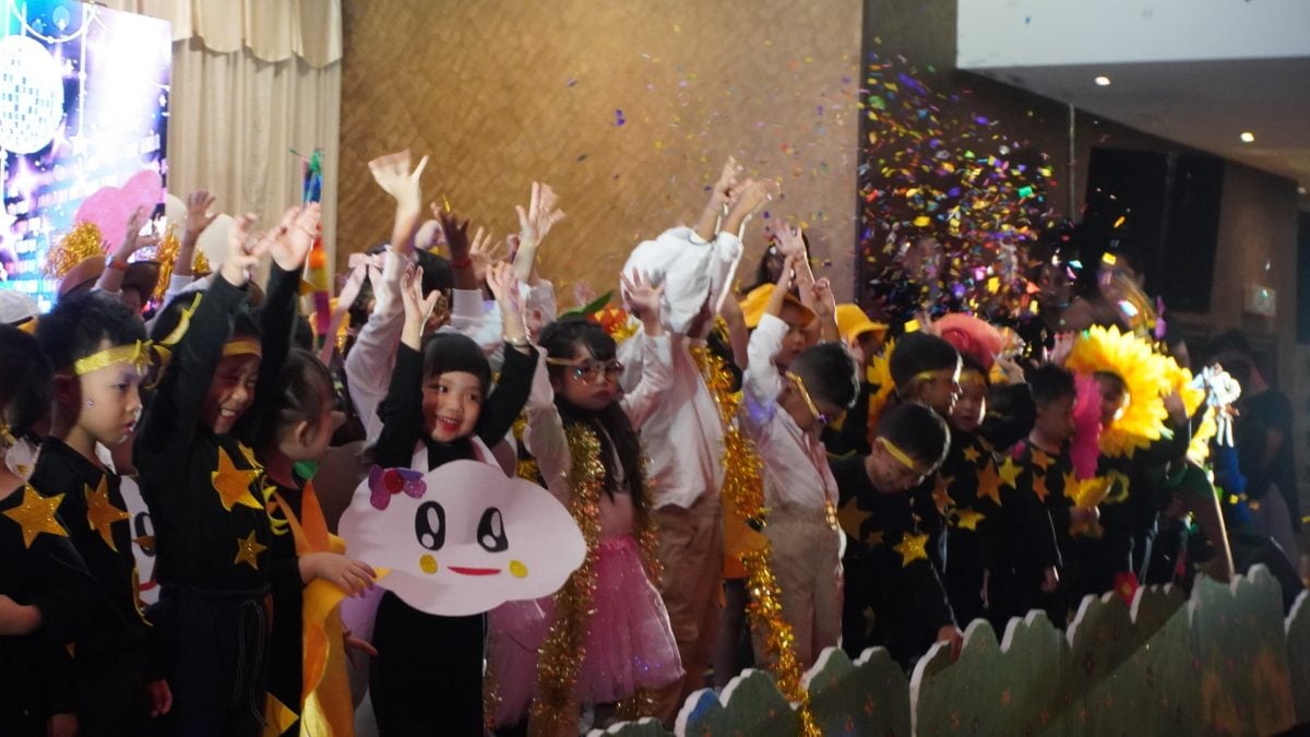 Kinder Labz幼儿园音乐剧《妈妈咪呀!》148幼儿展现舞台魅力