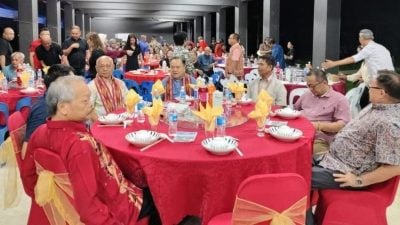 里丹阿山：把握免费高教机遇 . 家长应积极引导支持子女