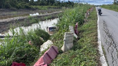 幸开着窗 迅速爬出．车爆胎坠深沟 5人脱困