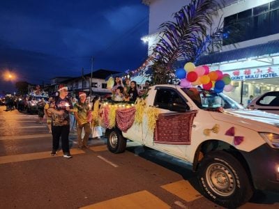 圣诞游行增添节庆文化 . 展现多元和谐精神