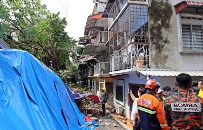 友乃德花园土崩 | 泥水仍溢流 处处泥浆   官员砍树防松动结构恶化