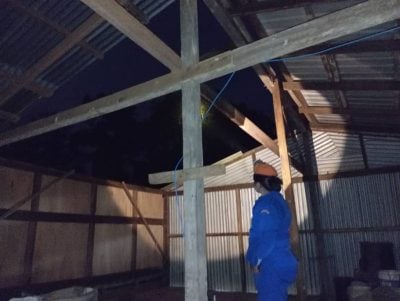 大风刮走屋顶 . 长屋1住户开天窗