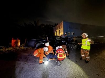 货卡撞抛锚罗里 . 司机夹困 乘客受伤