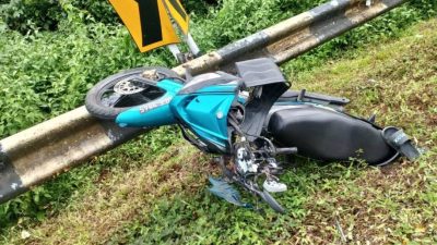 失控冲逆道．摩托撞车 中学生亡