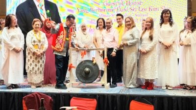 李景胜：赠送给外国代表 . 内陆族群工艺品最美