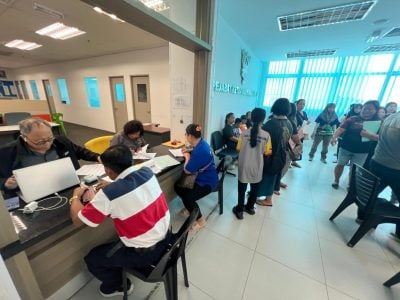 学校援金开放申请 . 家长纷向社区领袖盖章