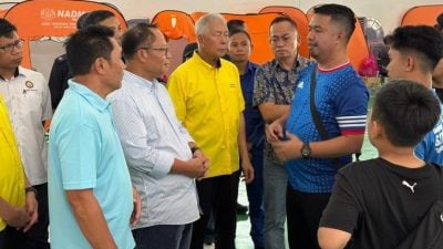 聆听汇报提供援助．陈超耀慰问灾民