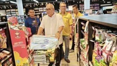 大火烧7木屋1家具店：亲自采购日用品 . 俞小珊赈济灾黎