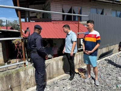 大火烧7木屋1家具店  沙巴助选后即往灾区 . 林思健赵俊文勘灾