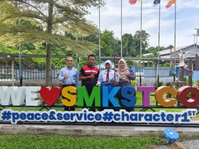 穆女生经常借乐器练习 . 新山读者赠二胡圆梦