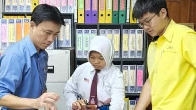 陈超耀：不谙中文却坚持学二胡 . 跨障碍追梦想精神感人