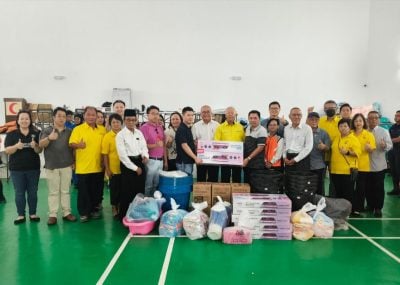 大火烧1木屋1家具店   一方有难 八方支援 . 陈超耀俞小珊欣慰人间有情