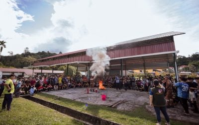 马鲁帝消拯局讲解示范 . 逾250人掌握消防知识