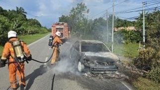 发现引擎冒烟 . 车烧成废铁 人平安